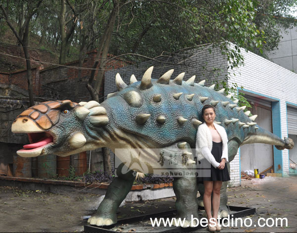 animatronic realistic dinosaur