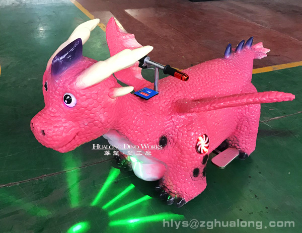 华龙艺术形象可爱的骑乘跑跑车