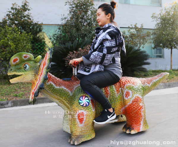 华龙艺术儿童骑乘的电瓶跑跑车