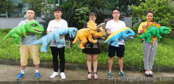 恐龙玩偶.手持恐龙.