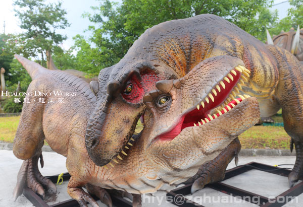 华龙艺术栩栩如生打斗恐龙
