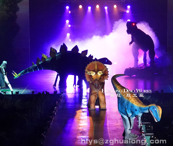 华龙艺术人穿恐龙表演道具活动