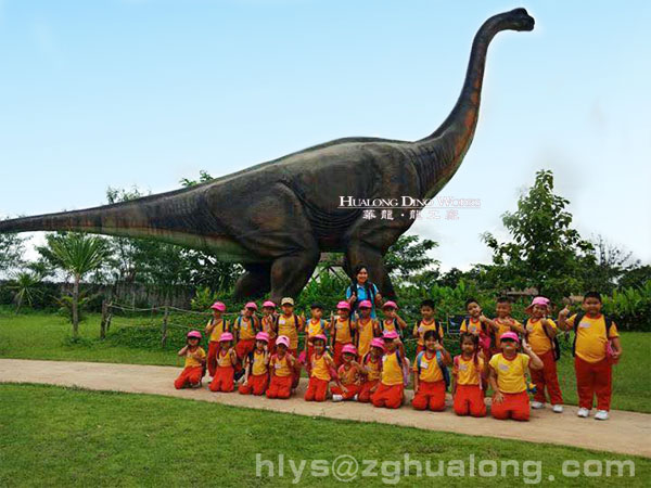 华龙栩栩如生户外大型腕龙 华龙栩栩如生户外大型腕龙
